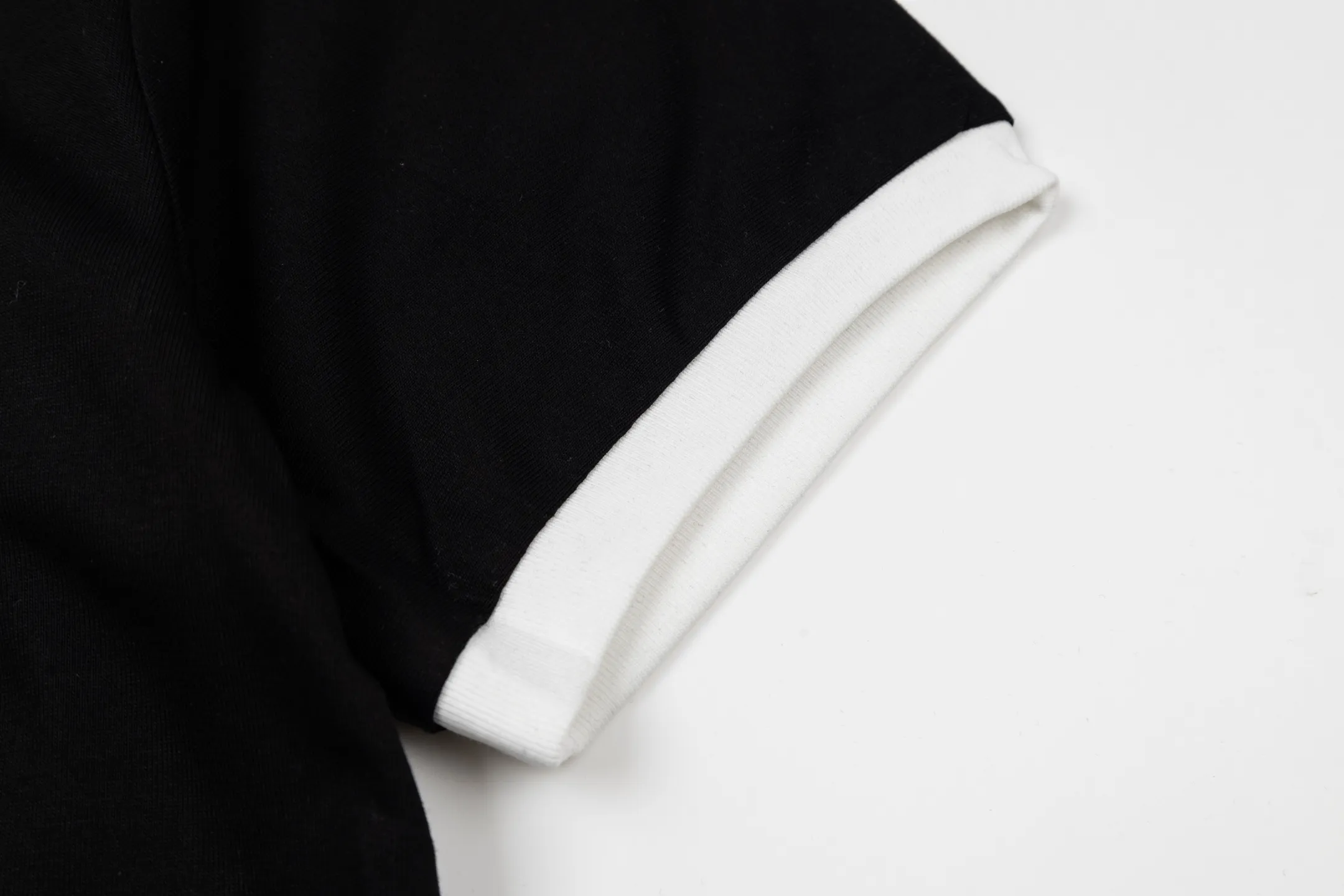Adidas clover letter foam short-sleeved T-shirt Classic Black White color, pure cotton material is skin-friendly and breathable, super comfortable for daily wear! White round neck + cuffs with contrasting design, and the clover logo on the chest is very recognizable✨. The loose fit is suitable for a variety of body types. It can be worn casually with jeans or sweatpants, and you can easily get a casual and sporty style~ It can be easily used for daily travel, sports, and leisure! Style number: A 179# Color: Black White Size: S M L XL XXL